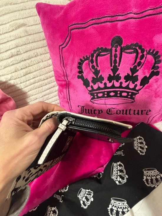 Jessica Simpson White Leather Crossbody Wallet with Front Zip - Picture 7 of 8